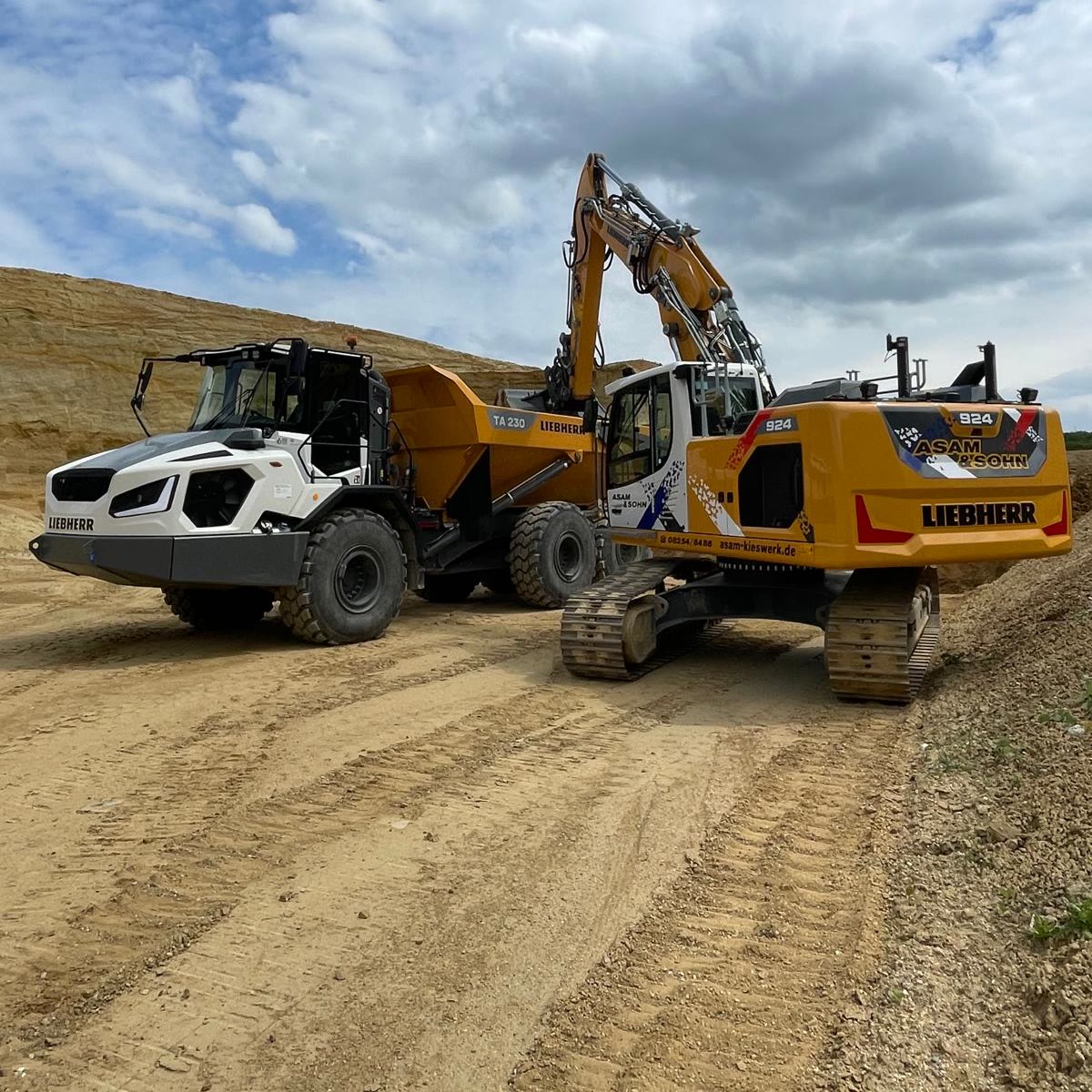 Liebherr Muldenkipper TA 230 und Bagger 924 von Franz Asam + Sohn in der Kiesgrube