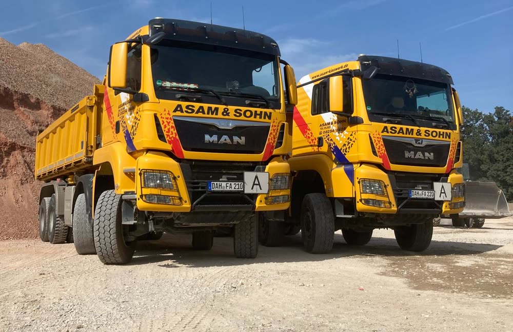Allrad-Kipper von Franz Asam + Sohn beim Materialtransport im Kieswerk Altomünster